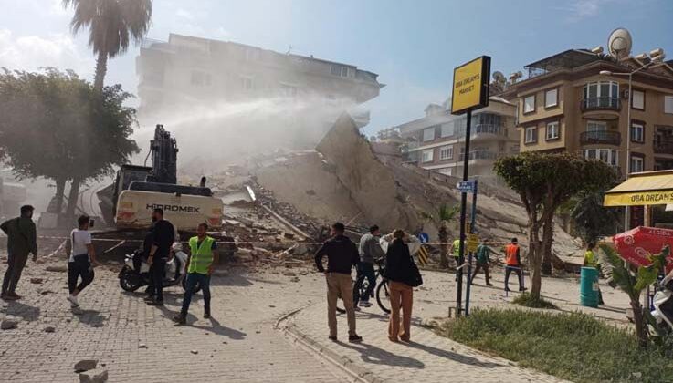 Alanya’da yıkım sırasında bina çöktü, yürekler ağza geldi