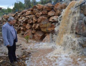 Gazipaşa’da dere taştı, domates serası sular altında kaldı