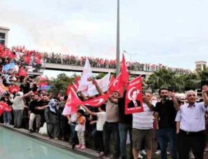Bakan Çavuşoğlu’ndan zafer konuşması: “Bu millet sana güvenmiyorsa dön aynaya bak. Kaç seçimdir kaybediyorsun”