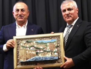 Bakan Çavuşoğlu, emlak ve inşaat sektörü temsilciyle buluştu