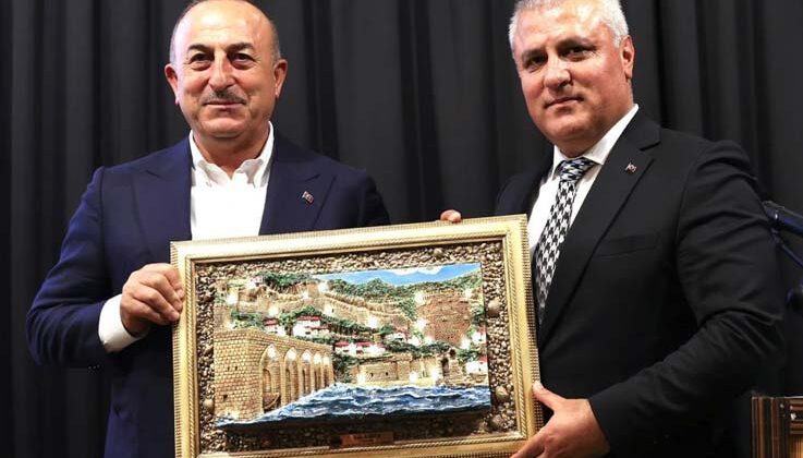 Bakan Çavuşoğlu, emlak ve inşaat sektörü temsilciyle buluştu