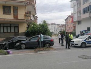 Manavgat’ta iki otomobil çarpıştı: 1 yaralı