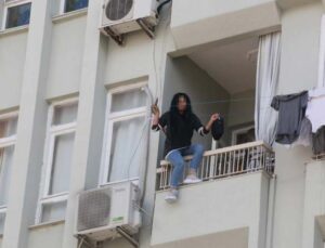 Elinde bıçakla balkon demirlerine çıkan kadın, korku dolu anlar yaşattı