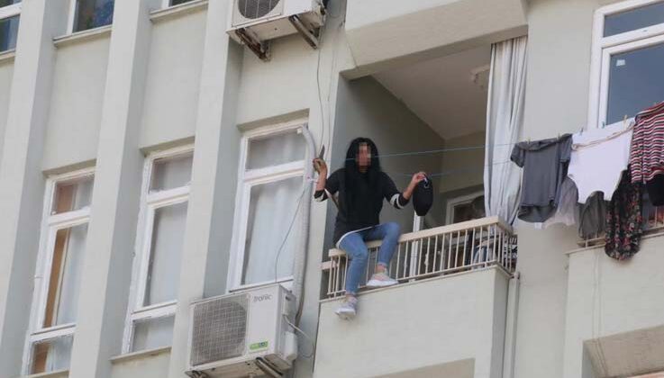 Elinde bıçakla balkon demirlerine çıkan kadın, korku dolu anlar yaşattı
