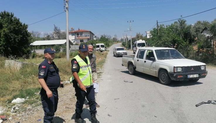 Rus turistlerin içerisinde bulunduğu otomobil kamyonetle çarpıştı: 2 yaralı