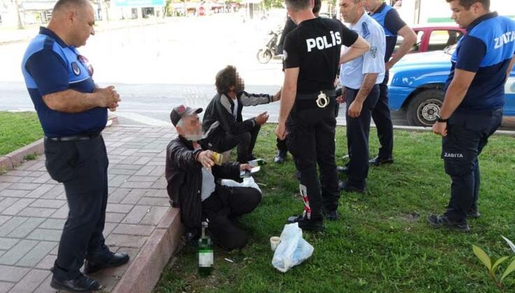 Araçları durdurup para isteyen alkollü dilenciler, ceza yazılırken bile içmeye devam etti