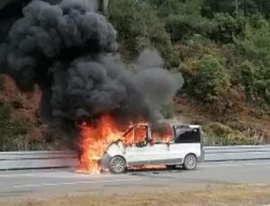 Antalya’da seyir halindeki araç alev alev yandı
