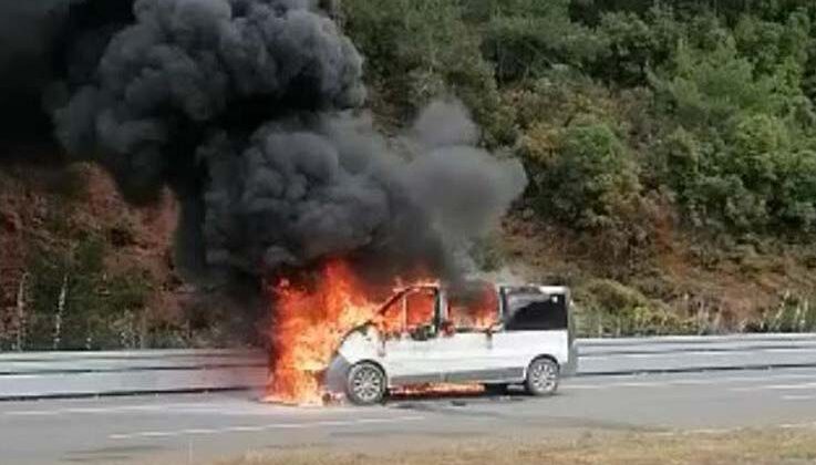 Antalya’da seyir halindeki araç alev alev yandı