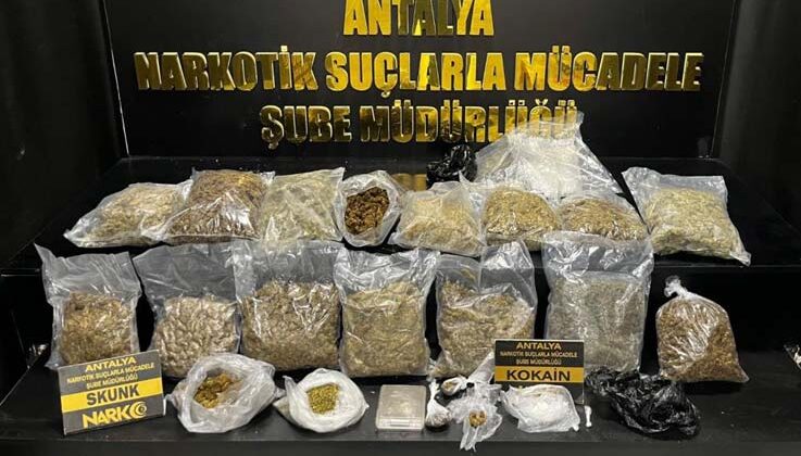 Antalya’da 8,5 kilogram esrar, 20 gram kokain maddesi ele geçirildi