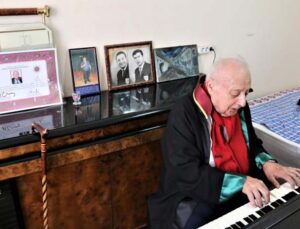 84 yaşında avukat oldu, azmin zaferini çeşitli dillerde piyano çalarak kutladı