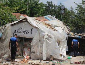 Mahalleliyi isyan ettiren metruk çöp ev, belediye ekiplerince yıkıldı