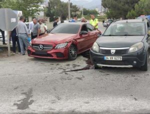 Alanya’da 3 aracın karıştığı kazada 2 kişi yaralandı