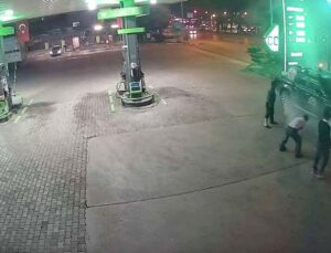 Motorunda yangın başlayan kamyonettekilerin akaryakıt istasyonunda ‘pes’ dedirten sakinliği