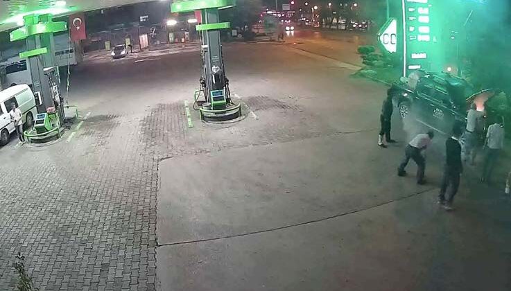 Motorunda yangın başlayan kamyonettekilerin akaryakıt istasyonunda ‘pes’ dedirten sakinliği