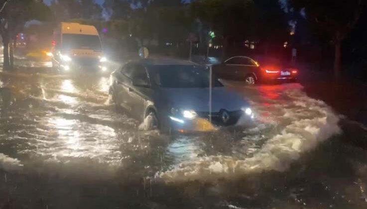Antalya’da şiddetli yağmurda araçlar yolda kaldı