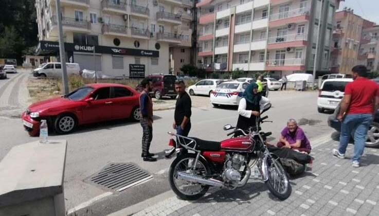 Motosiklet otomobille çarpıştı: 1 yaralı