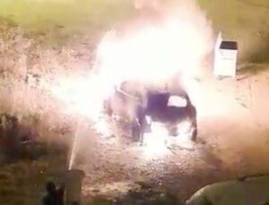 Başlarında kaskla gelip park halindeki otomobili benzin döküp yaktılar