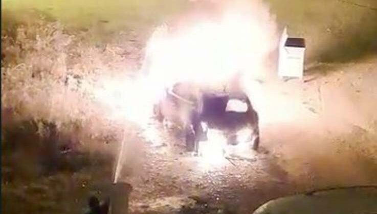 Başlarında kaskla gelip park halindeki otomobili benzin döküp yaktılar