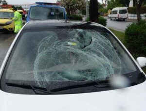 Minibüsten inip yola fırladı, gözünü hastanede açtı