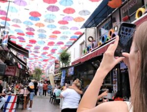 450 şemsiyenin gölgelediği cadde, turistlerin uğrak mekanı oldu