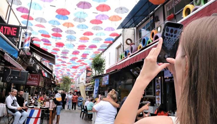 450 şemsiyenin gölgelediği cadde, turistlerin uğrak mekanı oldu