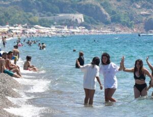 Antalya’da sıcaklık arttı, sahil doldu