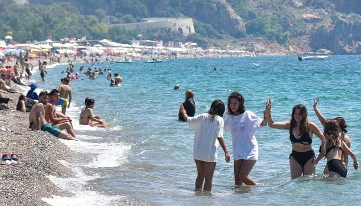 Antalya’da sıcaklık arttı, sahil doldu