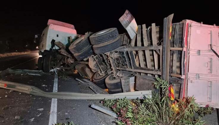 Tomruk yüklü kamyon bariyerlere girdi: 1 ölü