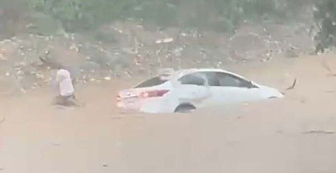 Antalya’da şiddetli yağmur hayatı felç etti, otomobil sel sularıyla sürüklendi