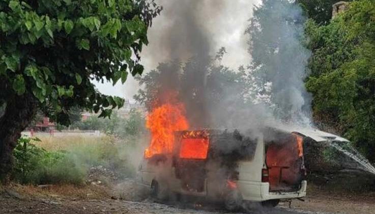 Antalya’da park halindeki minibüs alevlere teslim oldu