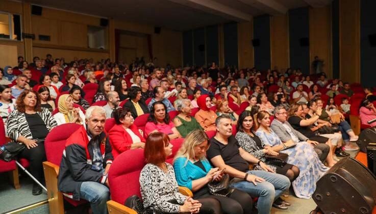 Konserde orkestrada yer alan müzik öğretmenine sürpriz evlilik teklifi
