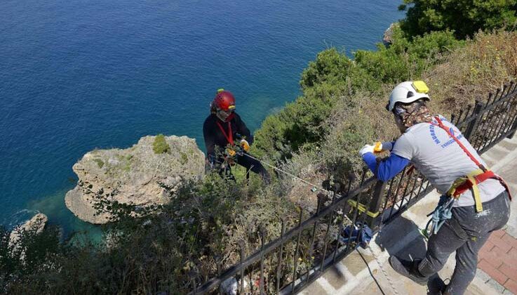 40 metreyi bulan falezlerde halatla aşağı sarkıp kilolarca çöp topladılar