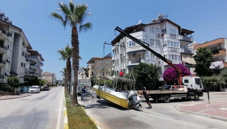 Tekne kazası kara yolunu kapattı