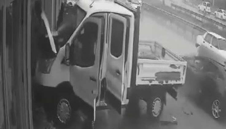 Akü değiştirken bir anda yola savruldular, o anlar kamerada
