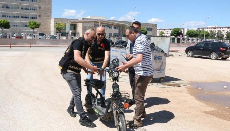 Kavga sırasında çalınan elektrikli bisikletini bir anda karşısında görünce polislere sarıldı