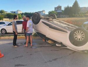 Önüne çıkan araca çarpmamak için direksiyonu kırdı, refüje çıkıp ters döndü