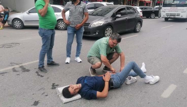 Kazada yaralanan motosiklet sürücüsüne ilk müdahaleyi olay yerindeki doktor yaptı