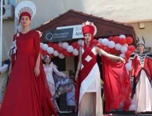 Antalya’da “Yer Gök Kırmızı Beyaz Bayrak Giysisi Özel Tasarımlar” defilesi