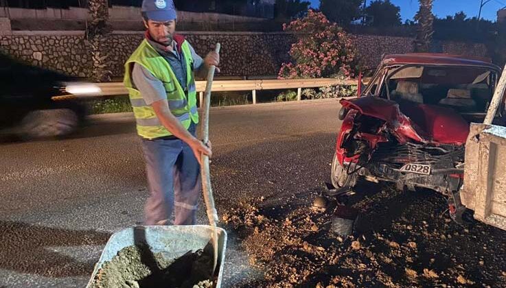 Temizlik işçileri karıştıkları kaza yerinde bile görevlerini ihmal etmedi