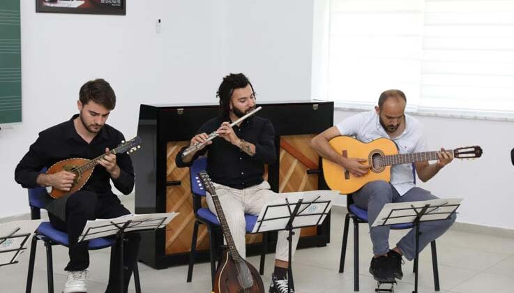 ALKÜ’de mandolin topluluğunun sesi Avrupa’n duyuldu