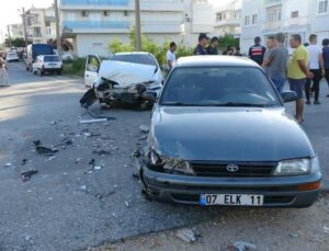 Otomobiller kafa kafaya çarpıştı: 8 yaralı