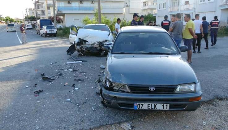 Otomobiller kafa kafaya çarpıştı: 8 yaralı