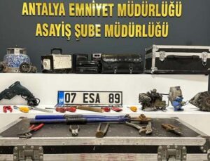 Antalya’da araçların plakalarını çalan hırsızlar yakalandı