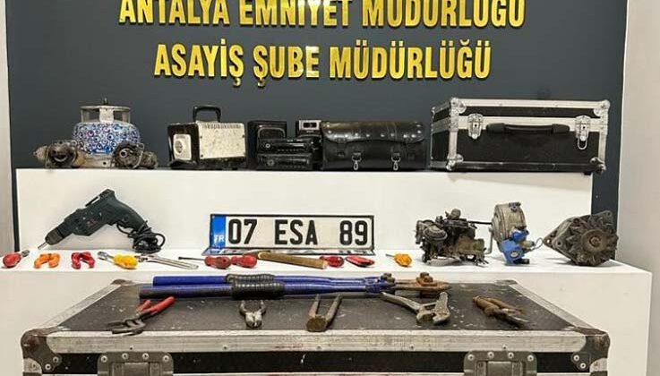 Antalya’da araçların plakalarını çalan hırsızlar yakalandı