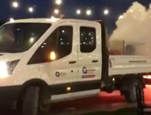 Kırmızı halıdan gelin ve damattan önce sivrisinek ilaçlama aracı girdi