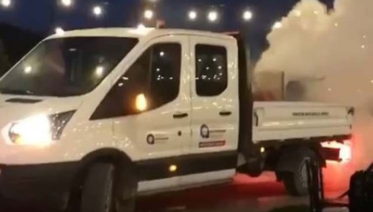 Kırmızı halıdan gelin ve damattan önce sivrisinek ilaçlama aracı girdi