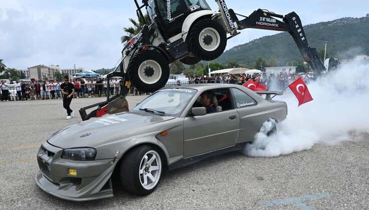 “Kemer Otomobil Festivali” renkli görüntülere sahne oldu