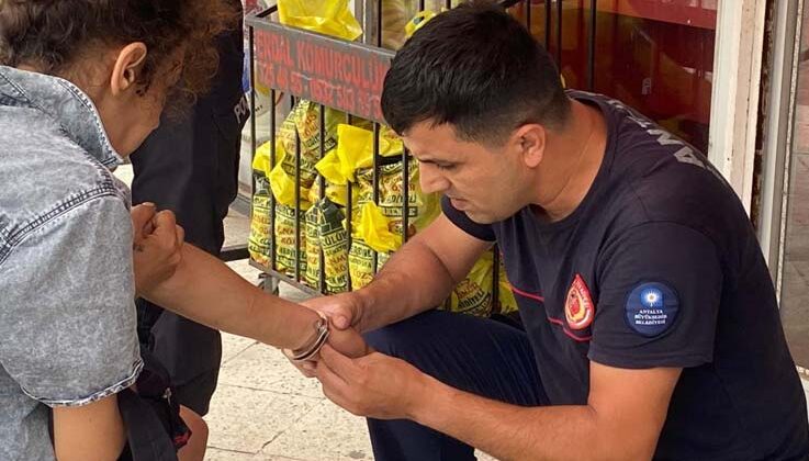 Sokakta kolu kelepçeli dolaşan kadın polisi alarma geçirdi