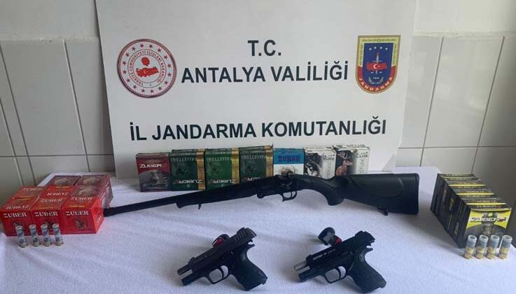 Antalya’da ruhsatsız tüfek ve tabanca ele geçirildi