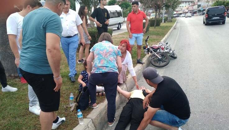 Motosiklet, yaya geçidinde turist anne ile kızına çarptı